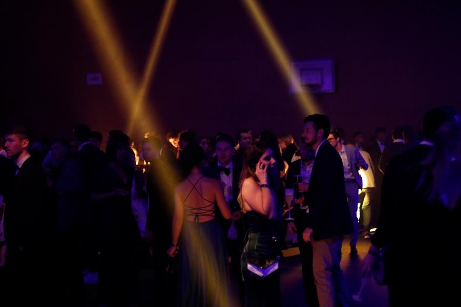Salle de soirée dansante sous des faisceaux colorés