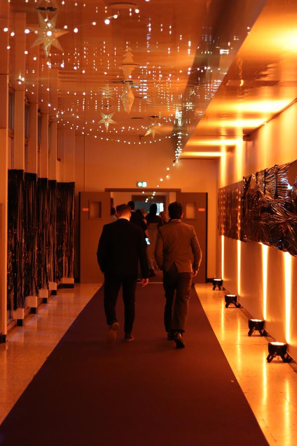 Couloir décoré de guirlandes lumineuses dorées